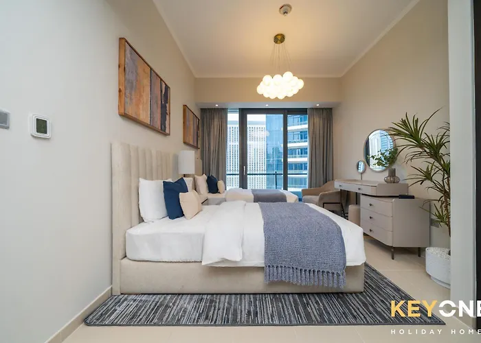 Vibrant Two Bedroom With Full Marina View